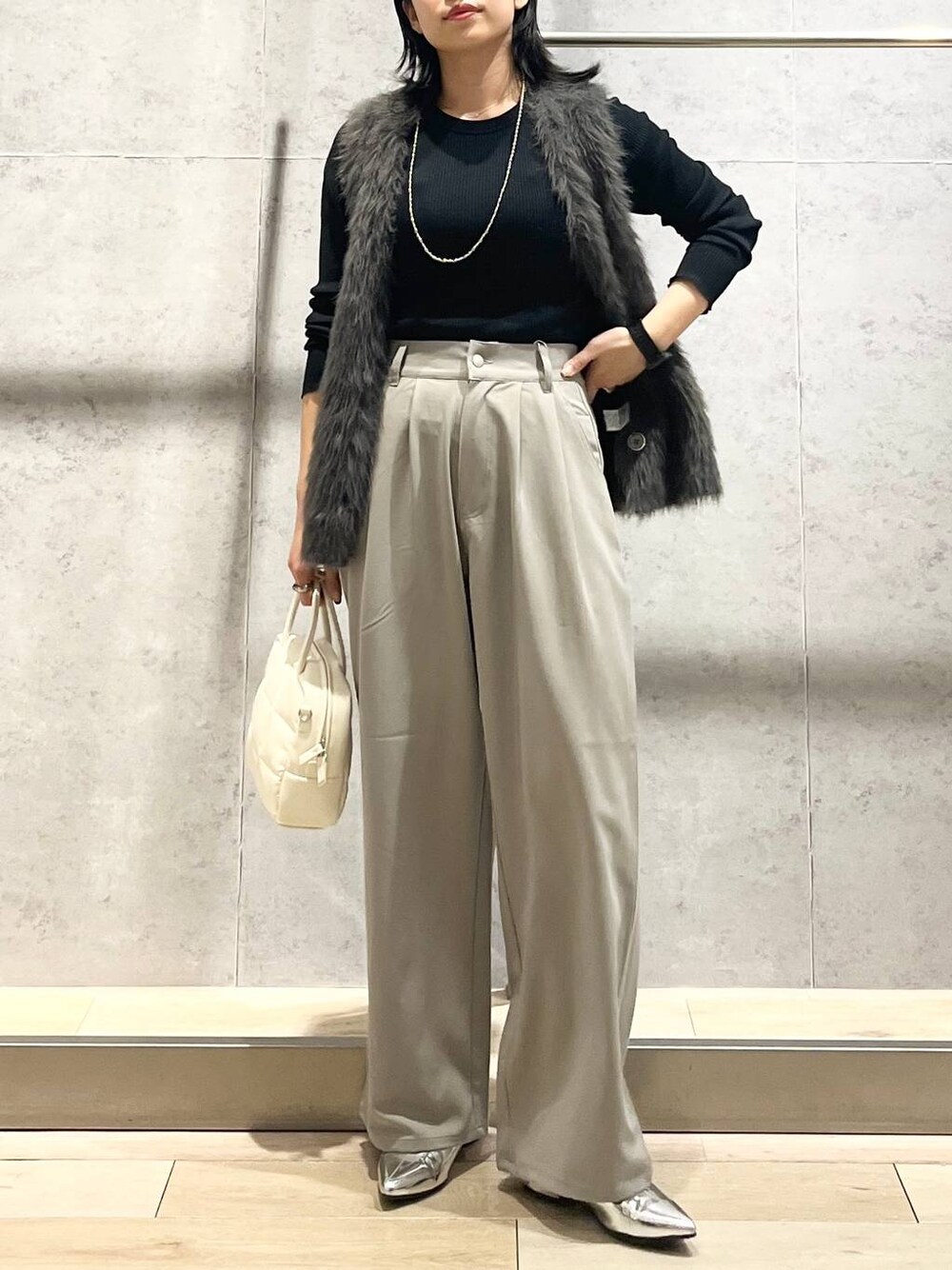 シルバー系のその他シューズ、ホワイト系のボストンバッグ、ブラック系のTシャツ/カットソーを着用したレディースの秋コーディネートの1枚目の写真