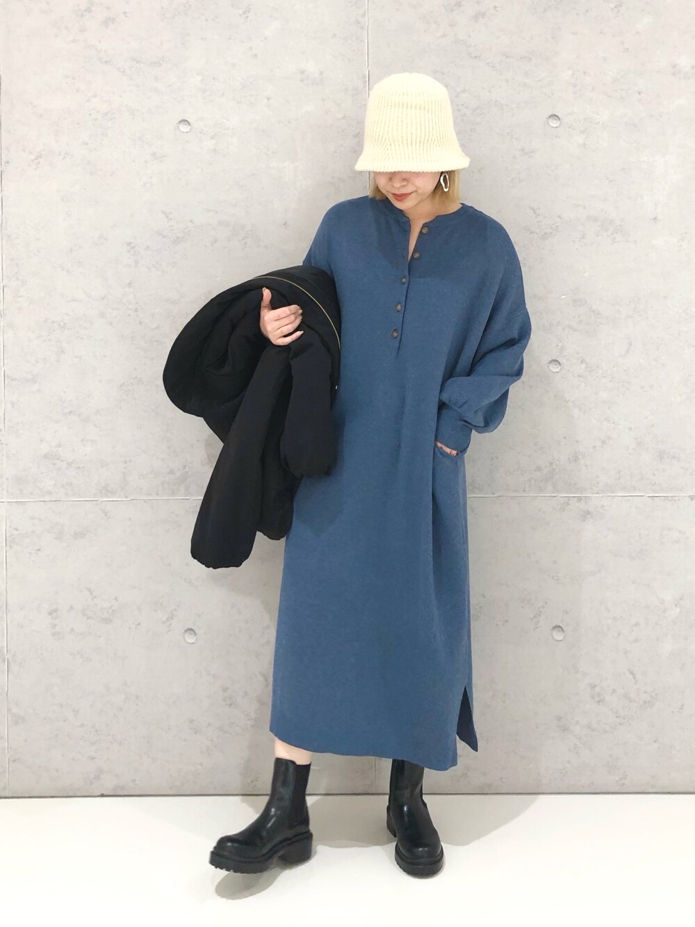 「LEPSIM、レプシィム(LEPSIM)、中綿ジャケット、ナカワタジャケット、ワンピース、ニットワンピース、ニット帽、バケットハット、厚底ブーツ、ごつめブーツ、ブーツ、ストリート、ストリートコーデ、オトナカジュアル、ラクチンコーデ」｜「LEPSIMのマタニティ／12ゲージWAYヘンリーワンピース（マタニティウェア/グッズ、ブルー系）」を使った、エムアイさん（レディース・162cm）の冬コーディネートの4枚目の写真