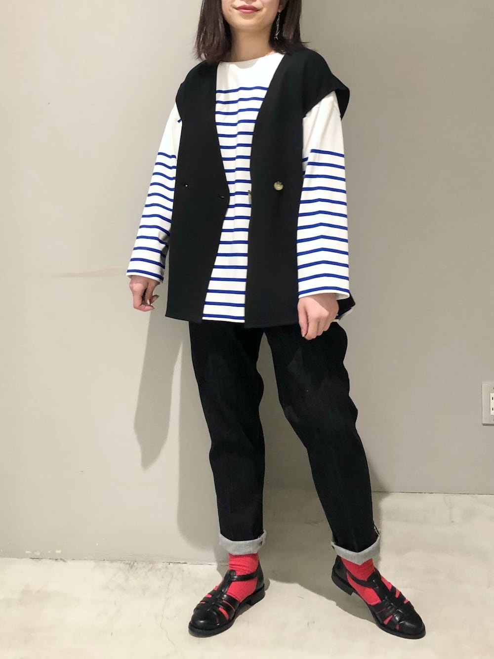 ブラック系のその他アウター、ブルー系のTシャツ/カットソー、ブルー系のデニムパンツを着用したレディースの春コーディネートの1枚目の写真