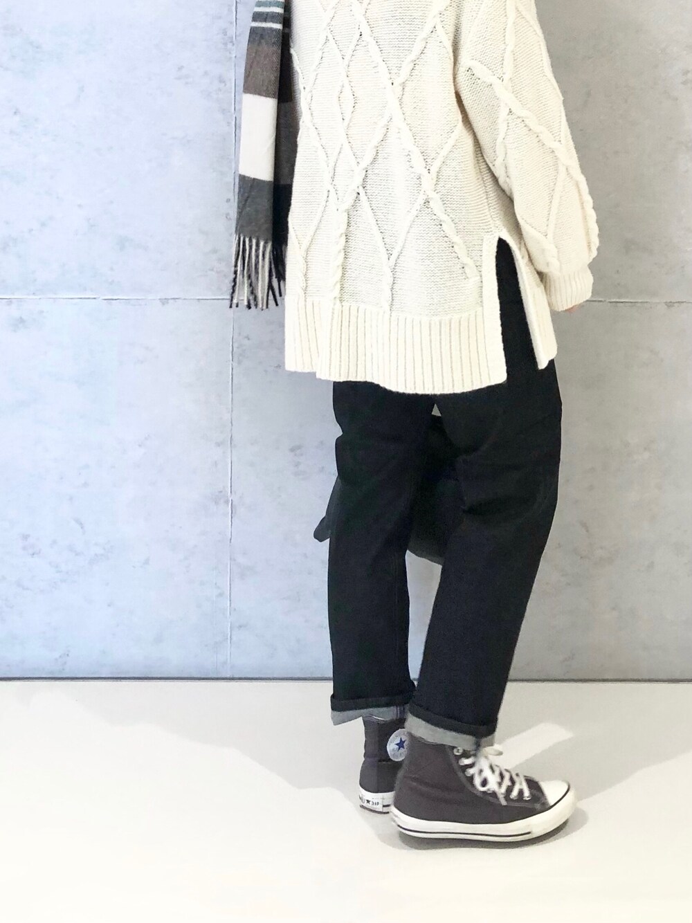 「LEPSIM、レプシィム(LEPSIM)、マタニティ、マタニティコーデ、ケーブルニット、ケーブル編み、レプスタ、デニム、デニムパンツ、センタープレス、テーパードパンツ、ストール、チェックストール、ステッチバッグ、オトナカジュアル」｜「LEPSIMのセンタープレステーパードデニム　952583（デニムパンツ、ブラック系）」を使った、エムアイさん（レディース・162cm）の冬コーディネートの2枚目の写真