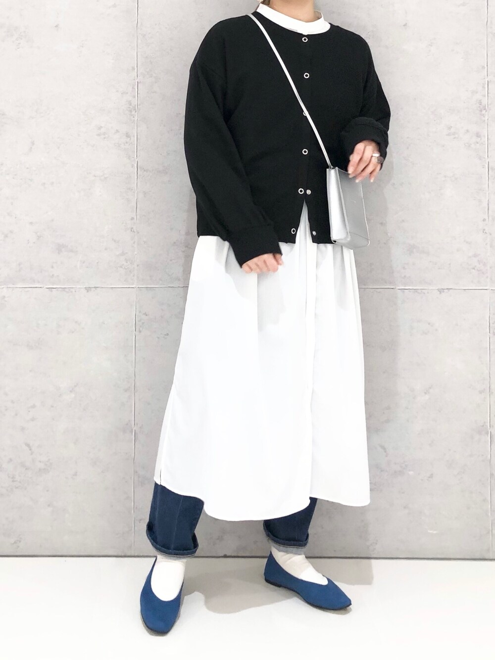 「LEPSIM、レプシィム(LEPSIM)、カーディガン、カーディガンコーデ、マタニティー、レプシィムのマタニティ、ワンピース、ワンピーススタイル、デニム、デニムパンツ、春コーデ、春服、レイヤードスタイル、シンプルコーデ、ボリューム袖」｜「LEPSIMのマタニティ／ムジガラワンピース　260811（マタニティウェア/グッズ、ホワイト系）」を使った、エムアイさん（レディース・162cm）の春コーディネートの2枚目の写真