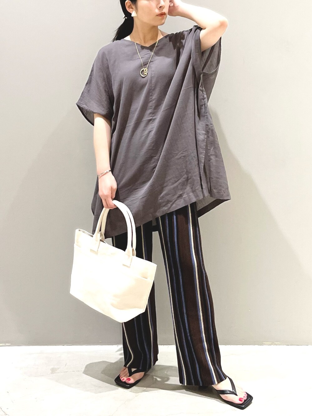 「LEPSIM、レプシィム(LEPSIM)、シアー、シアートップス、ポンチョ、グレー、ニットパンツ、ストライプ、トングサンダル、トートバッグ、秋服準備はじめました、大人カジュアル、シンプルコーデ、プチプラ、ラクチンコーデ」｜「LEPSIMの12ゲージマルチストライプパンツ　270739（その他パンツ、ブラウン系）」を使った、エムアイさん（レディース・162cm）の秋コーディネートの3枚目の写真