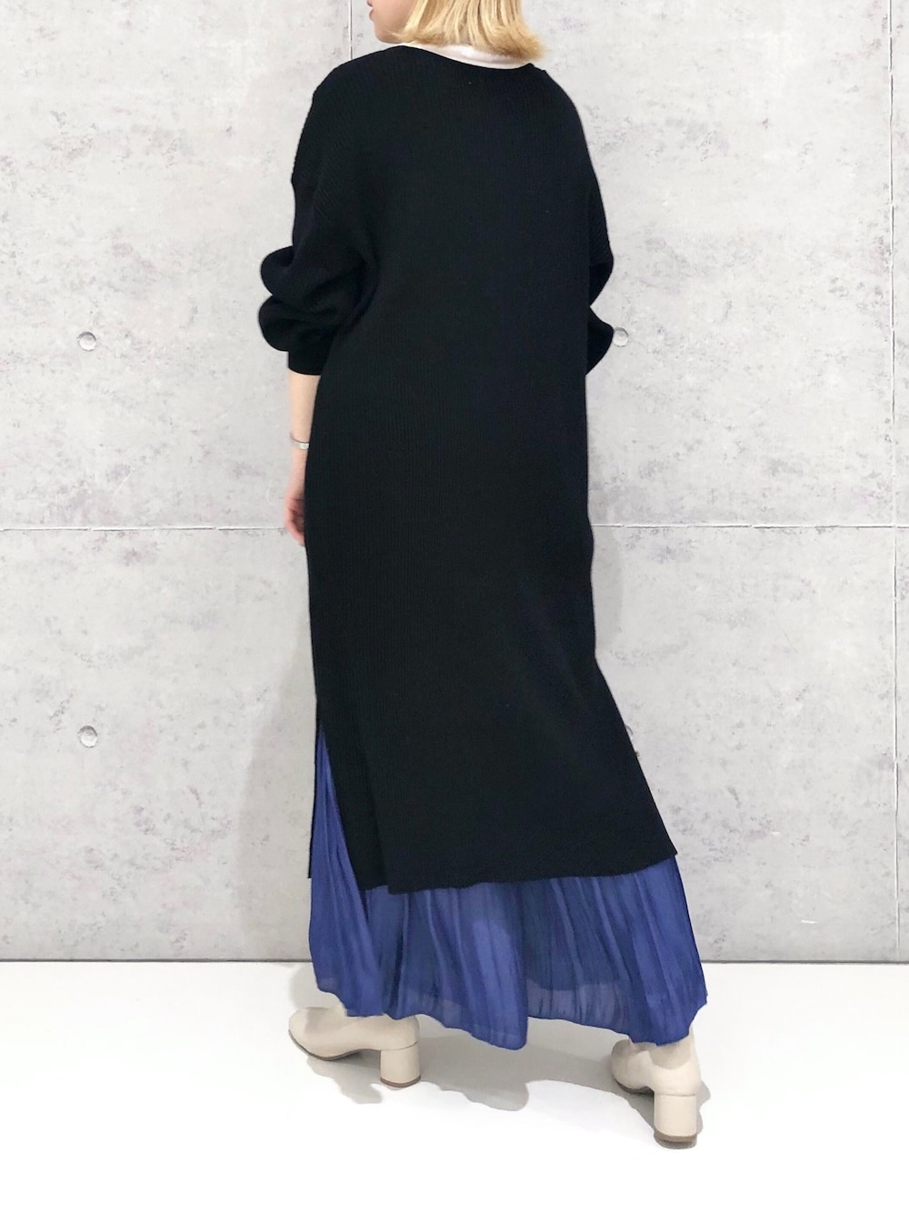 その他のショルダーバッグ、ブルー系のその他パンツ、ホワイト系のブーツを着用したレディースの冬コーディネートの3枚目の写真