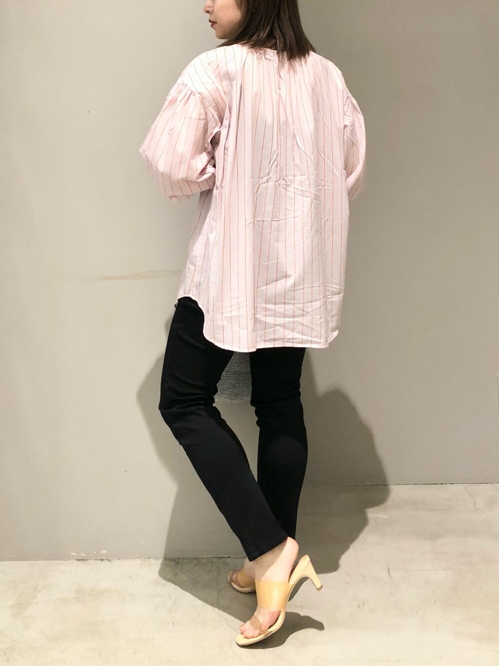 ブラック系のパンツ、イエロー系のサンダル、シルバー系のショルダーバッグを着用したレディースの春コーディネートの4枚目の写真