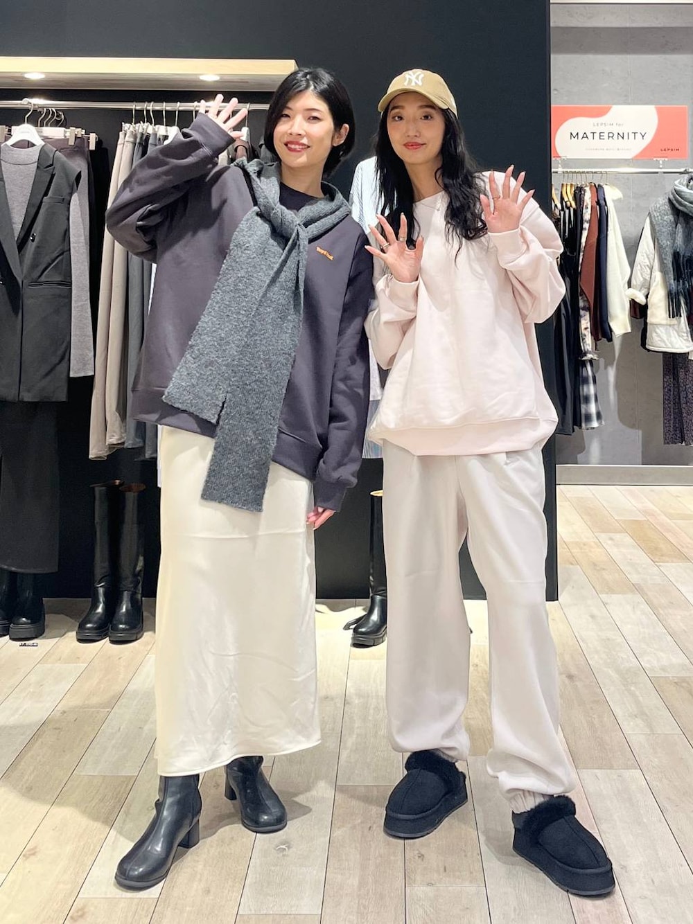 ホワイト系のスカート、ホワイト系のその他パンツ、ブラック系のブーツを着用したレディースの秋コーディネートの1枚目の写真