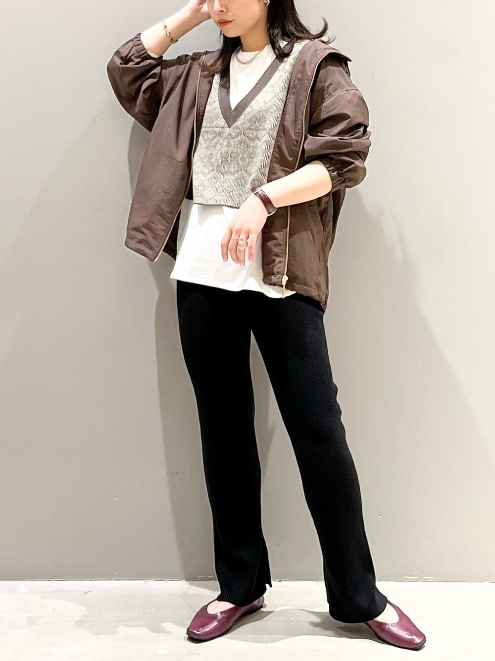 「LEPSIM、レプシィム(LEPSIM)、レイヤードスタイル、ベスト、ベスト×Tシャツ、白Tシャツ、ニット、ニットパンツ、パンプス、マウンテンパーカー、秋冬コーデ、きれいめカジュアル、シンプルコーデ、柄ニット、ブラウン」｜「LEPSIMの4つの嬉しい機能付き！シアワセパンプス　295881（パンプス、パープル系）」を使った、エムアイさん（レディース・162cm）の秋コーディネートの1枚目の写真