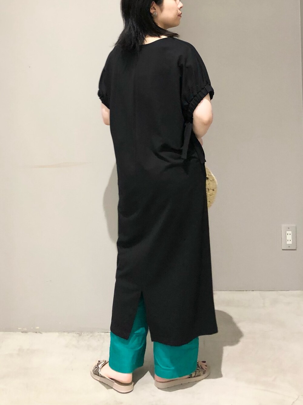 グリーン系のその他パンツ、その他のサンダル、ブラック系のワンピースを着用したレディースの夏コーディネートの2枚目の写真