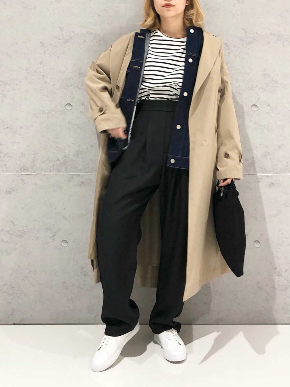 「LEPSIM、レプシィム(LEPSIM)、セールコーデ、トレンチコート、デニムジャケット、ボーダー、ボーダートップス、タックパンツ、タックイン、スニーカー、ニットバッグ、春コーデ、春先取り、大人カジュアル、シンプルコーデ」｜「LEPSIMのストレッチレーススニーカーＡＷ　958306（スニーカー、ホワイト系）」を使った、エムアイさん（レディース・162cm）の冬コーディネートの1枚目の写真