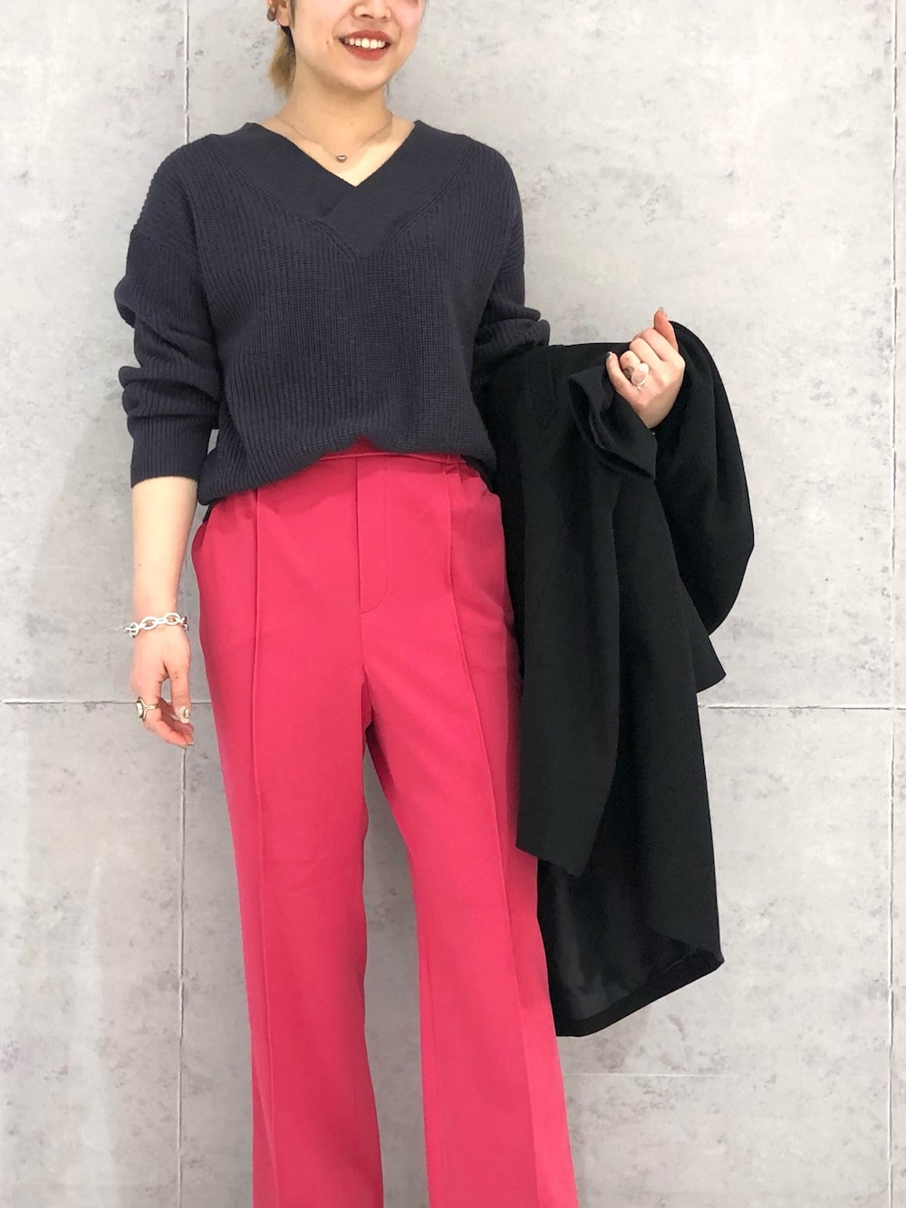 「LEPSIM、レプシィム(LEPSIM)、チェスターコート、レプスタ、Vネック、Vネックニット、ハタラクパンツ、カラーパンツ、ビビッドピンク、ストレッチブーツ、タックイン、アクセントカラー、大人カジュアル、パンツスタイル、きれいめカジュアル」｜「LEPSIMの【ハタラク7DAYSパンツ】嬉しい機能が付いたストレートパンツ[2021秋冬]　959437（その他パンツ、ピンク系）」を使った、エムアイさん（レディース・162cm）の冬コーディネートの2枚目の写真