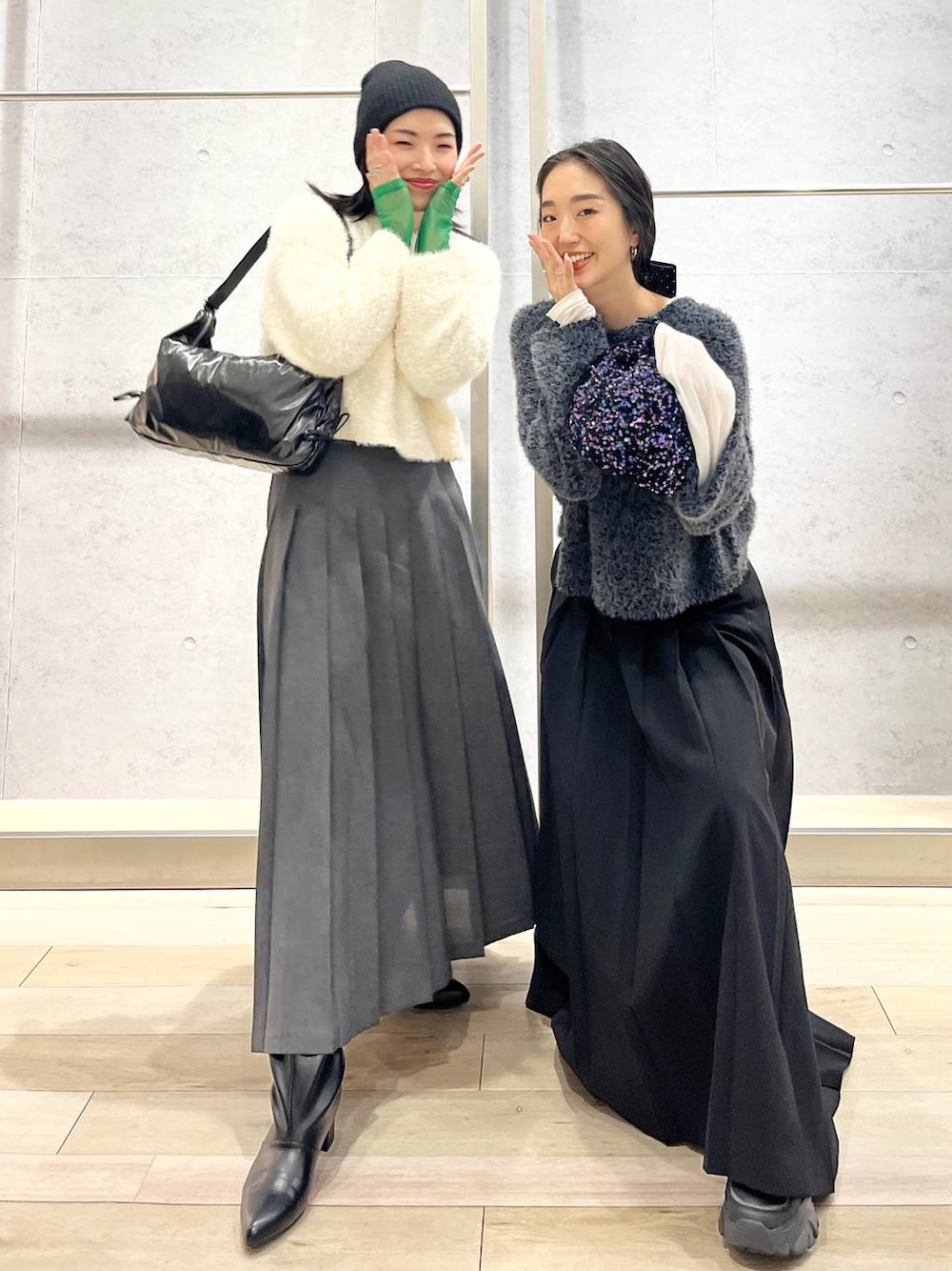 ブルー系のショルダーバッグ、ブラック系のTシャツ/カットソー、ブラック系のブーツを着用したレディースの秋コーディネートの1枚目の写真