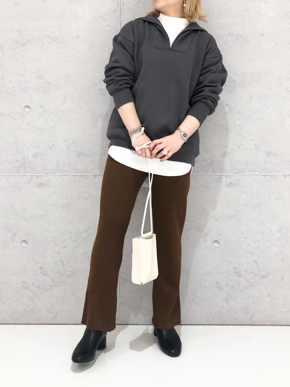 ホワイト系のTシャツ/カットソー、グレー系のスウェット、ブラック系のブーツを着用したレディースの冬コーディネートの2枚目の写真