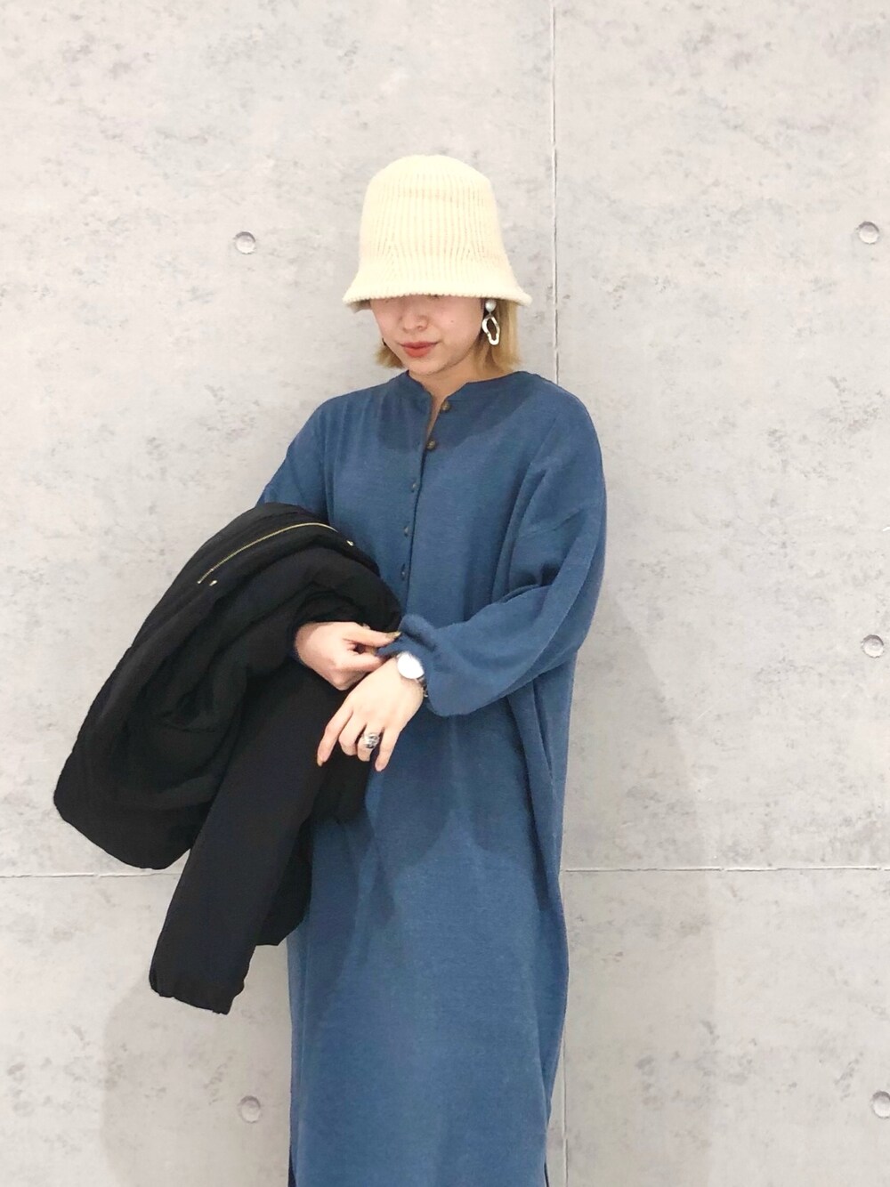 「LEPSIM、レプシィム(LEPSIM)、中綿ジャケット、ナカワタジャケット、ワンピース、ニットワンピース、ニット帽、バケットハット、厚底ブーツ、ごつめブーツ、ブーツ、ストリート、ストリートコーデ、オトナカジュアル、ラクチンコーデ」｜「LEPSIMのマタニティ／12ゲージWAYヘンリーワンピース（マタニティウェア/グッズ、ブルー系）」を使った、エムアイさん（レディース・162cm）の冬コーディネートの5枚目の写真