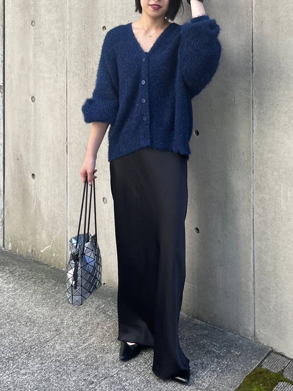 ブラック系のその他シューズ、ブラック系のスカート、ブルー系のニット/セーターを着用したレディースの秋コーディネートの1枚目の写真