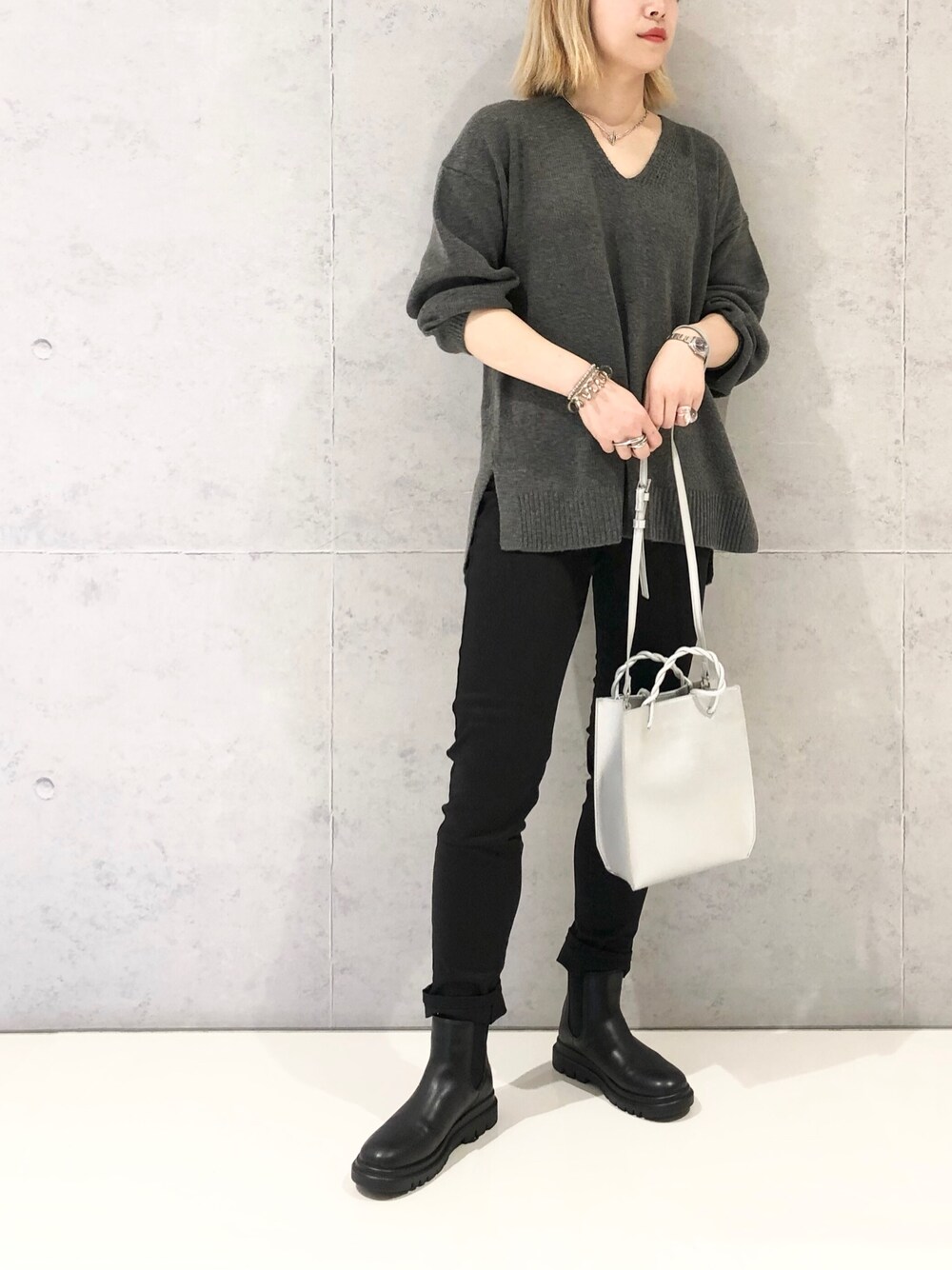 ブラック系のその他パンツ、ブラック系のシューズ、グレー系のニット/セーターを着用したレディースの冬コーディネートの2枚目の写真