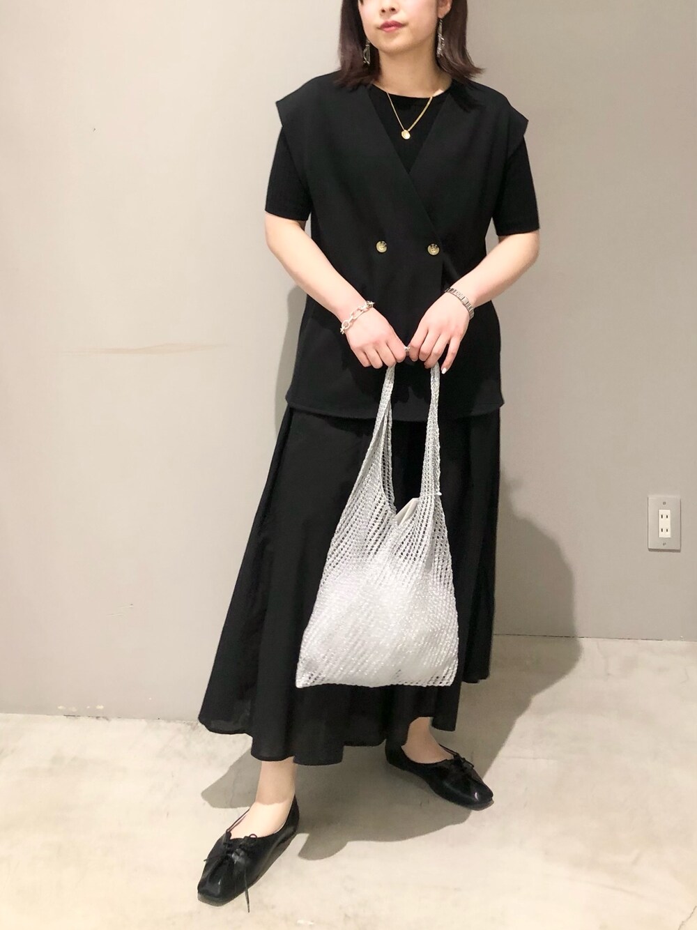 「LEPSIM、レプシィム(LEPSIM)、モノトーン、オールブラック、ジレ、ニット、半袖ニット、スカーチョ、パンプス、control freak、ニットバッグ、ワントーンコーデ、レイヤードスタイル、春夏コーデ、きれいめカジュアル」｜「LEPSIMのキナガシカットジレ　265078（その他アウター、ブラック系）」を使った、エムアイさん（レディース・162cm）の春コーディネートの2枚目の写真