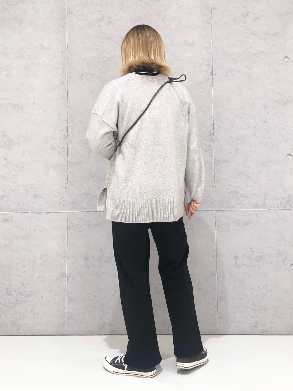 「LEPSIM、レプシィム(LEPSIM)、ニット、ミルキータッチニット、Vネック、タートルネック、レイヤードスタイル、フレアパンツ、マタニティ、スニーカーコーデ、コンバース、レプかる、ショルダーバッグ、モノトーン、オトナカジュアル」｜「LEPSIMのマタニティ／センターピンタックフレアパンツ　258075（マタニティウェア/グッズ、ブラック系）」を使った、エムアイさん（レディース・162cm）の冬コーディネートの4枚目の写真