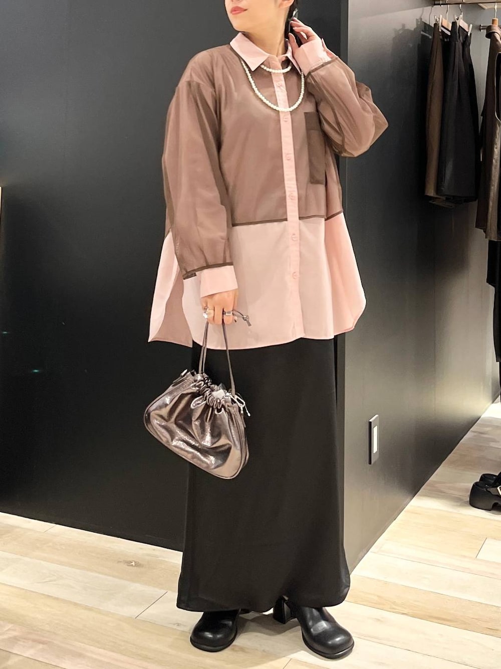 ブラック系のスカート、ピンク系のシャツ/ブラウス、ブラック系のその他シューズを着用したレディースの夏コーディネートの1枚目の写真