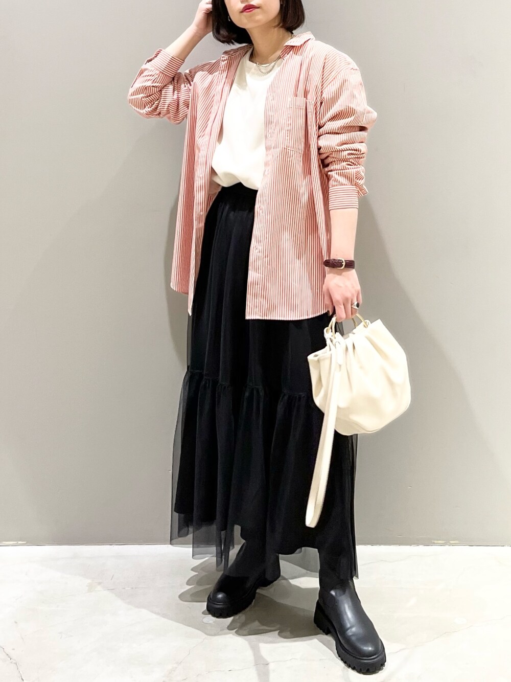 「LEPSIM、レプシィム(LEPSIM)、春服デビュー宣言、GLOBAL WORK、ストライプシャツ、シャツスタイル、スウェット、チュールスカート、ブーツ、シンプルコーデ、きれいめカジュアル、マーメイドスカート、春服みてみて、オレンジ、メンズアイテム」｜「LEPSIMのメタルハンドル2WAYバッグ（バッグ、ホワイト系）」を使った、エムアイさん（レディース・162cm）の春コーディネートの1枚目の写真