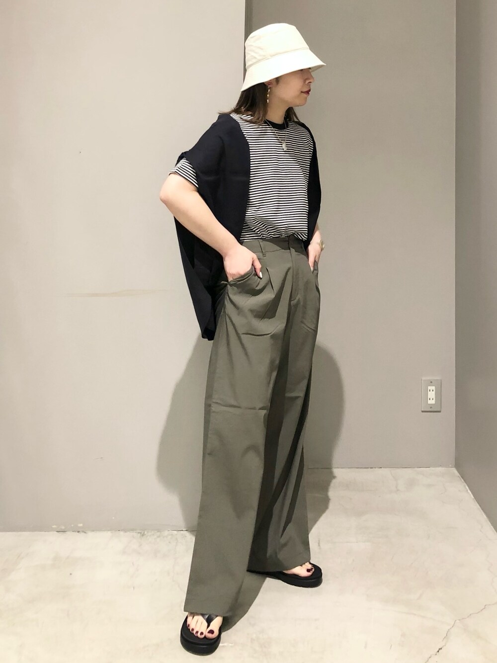 グリーン系のその他パンツ、ブラック系のサンダル、ブラック系のTシャツ/カットソーを着用したレディースの夏コーディネートの2枚目の写真