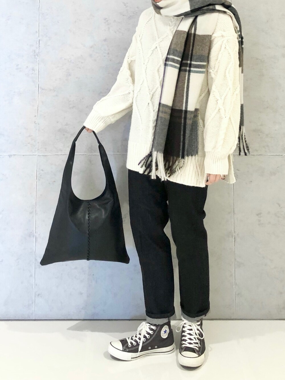 「LEPSIM、レプシィム(LEPSIM)、マタニティ、マタニティコーデ、ケーブルニット、ケーブル編み、レプスタ、デニム、デニムパンツ、センタープレス、テーパードパンツ、ストール、チェックストール、ステッチバッグ、オトナカジュアル」｜「LEPSIMのセンタープレステーパードデニム　952583（デニムパンツ、ブラック系）」を使った、エムアイさん（レディース・162cm）の冬コーディネートの1枚目の写真