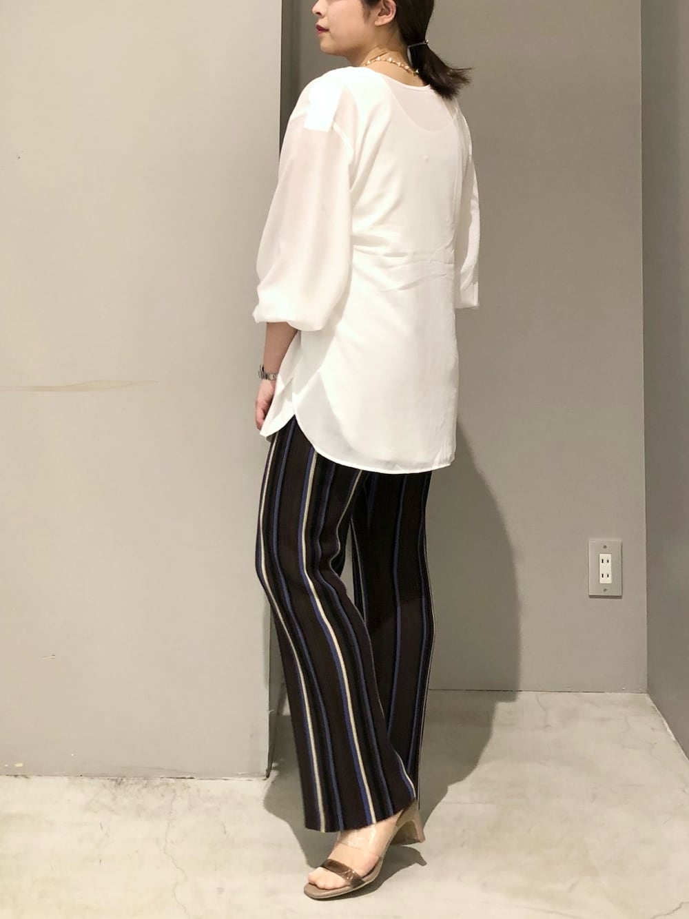 ブラウン系のその他パンツ、ベージュ系のサンダル、ホワイト系のシャツ/ブラウスを着用したレディースの春コーディネートの3枚目の写真