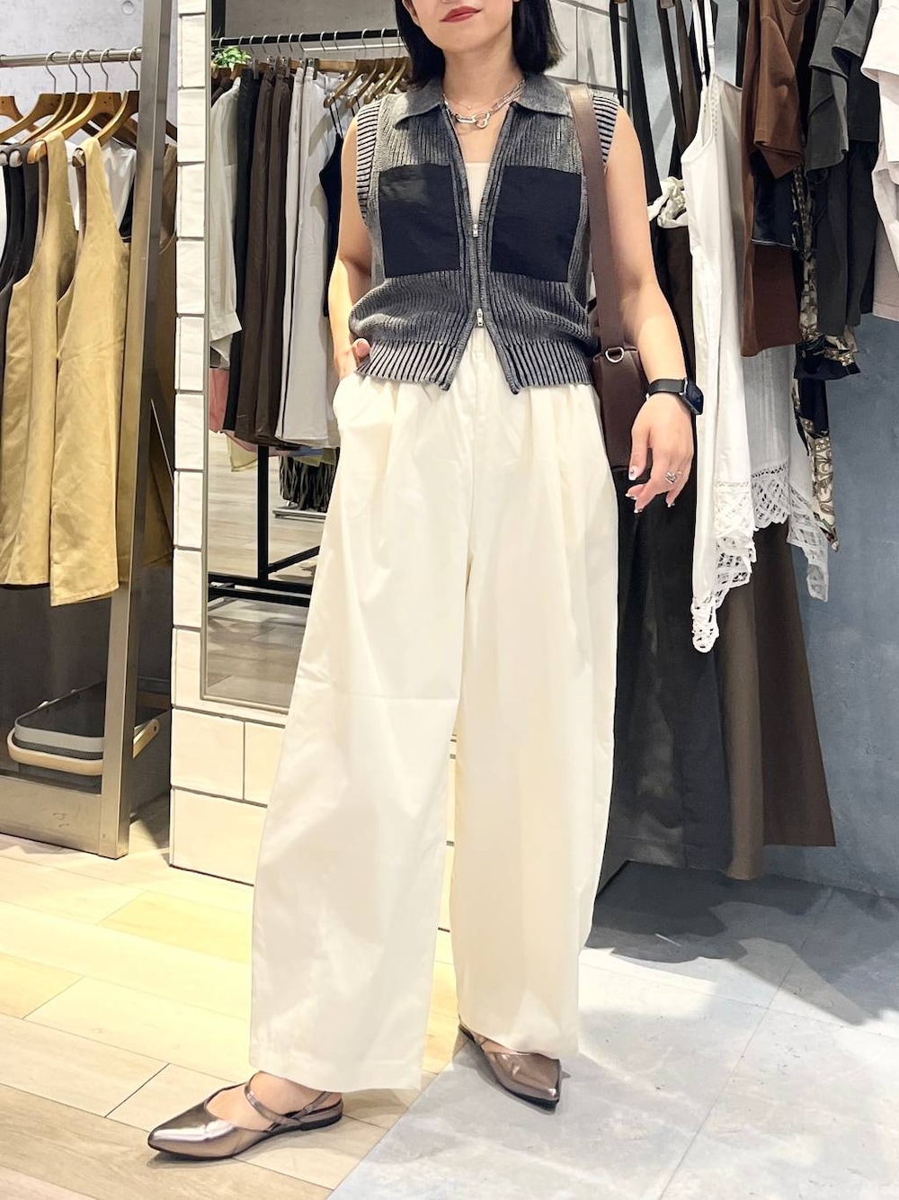 ブラウン系のショルダーバッグ、ホワイト系のタンクトップ、シルバー系のキーホルダーを着用したレディースの夏コーディネートの1枚目の写真