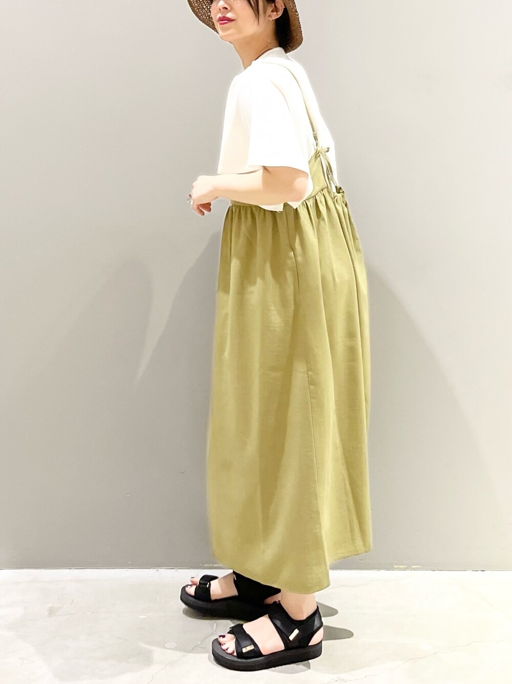 「LEPSIM、レプシィム(LEPSIM)、マタニティ、マタニティコーデ、キャミワンピ、ワンピース、フレアスリーブ、白Tシャツ、スポーツサンダル、ペーパーハット、夏コーデ、レイヤードスタイル、シンプルコーデ、春コーデ、ラクチンコーデ」｜「LEPSIMのマタニティ／リネンライクキャミワンピース　178783（マタニティウェア/グッズ、グリーン系）」を使った、エムアイさん（レディース・162cm）の春コーディネートの1枚目の写真