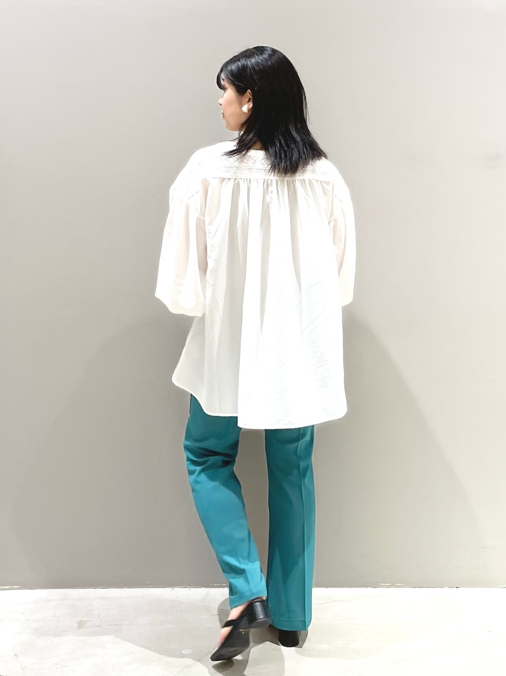 ホワイト系のシャツ/ブラウス、グリーン系のその他パンツ、ブラック系のサンダルを着用したレディースの秋コーディネートの3枚目の写真