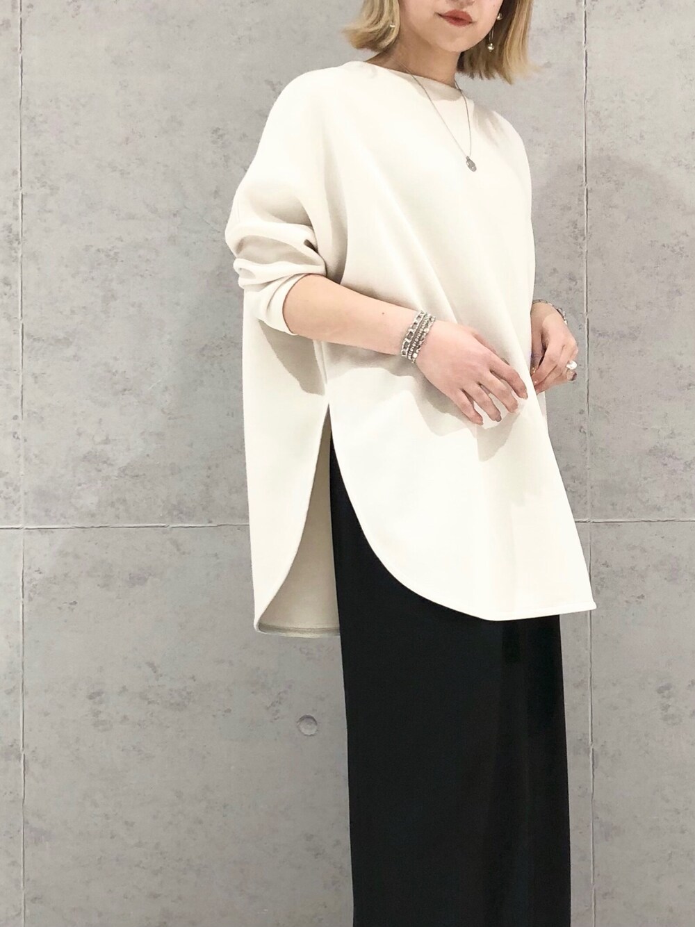 「LEPSIM、レプシィム(LEPSIM)、オーバーサイズ、ダンボール素材、ポンチョT、ワイドパンツ、ワイドパンツ×スニーカー、モノトーンコーデ、冬コーデ、オトナ女子、ビッグシルエット、シンプルコーデ、オトナカジュアル、ゆったりコーデ、リラックススタイル」｜「LEPSIMのタックワイドストレートパンツ　239673（その他パンツ、ブラック系）」を使った、エムアイさん（レディース・162cm）の冬コーディネートの2枚目の写真
