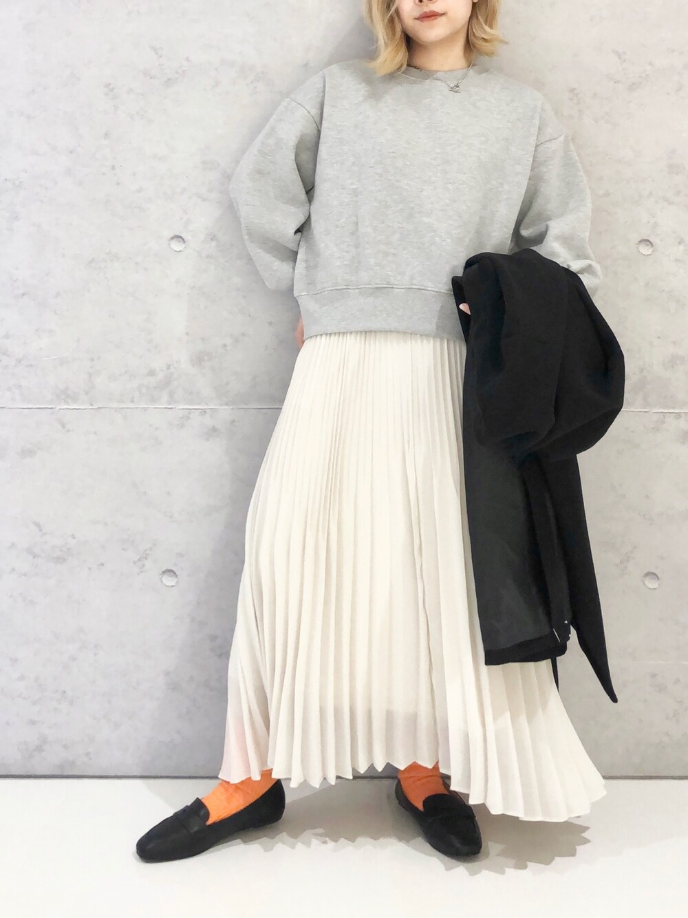 「LEPSIM、レプシィム(LEPSIM)、ロングコート、ノーカラーコート、カーディガン、スウェット、スウェットカーディガン、プリーツスカート、ロングスカート、シアワセローファー、アクセントカラー、春コーデ、カジュアルコーデ、ゆるコーデ、スカートスタイル」｜「LEPSIMの4つの嬉しい機能付き！シアワセローファー[2022春夏]　261197（ローファー、ブラック系）」を使った、エムアイさん（レディース・162cm）の冬コーディネートの3枚目の写真