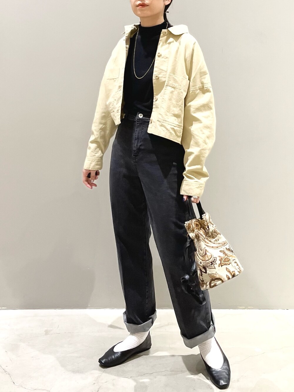 「LEPSIM、レプシィム(LEPSIM)、秋コーデ、ショート丈トップス、ジャケット、ジャケットスタイル、シアータートル、シアートップス、デニム、デニムパンツ、ハンドバッグ、パンプス、ベージュ、きれいめカジュアル、カジュアルコーデ」｜「LEPSIMの4つの嬉しい機能付き！シアワセパンプス　295881（パンプス、ブラック系）」を使った、エムアイさん（レディース・162cm）の秋コーディネートの1枚目の写真