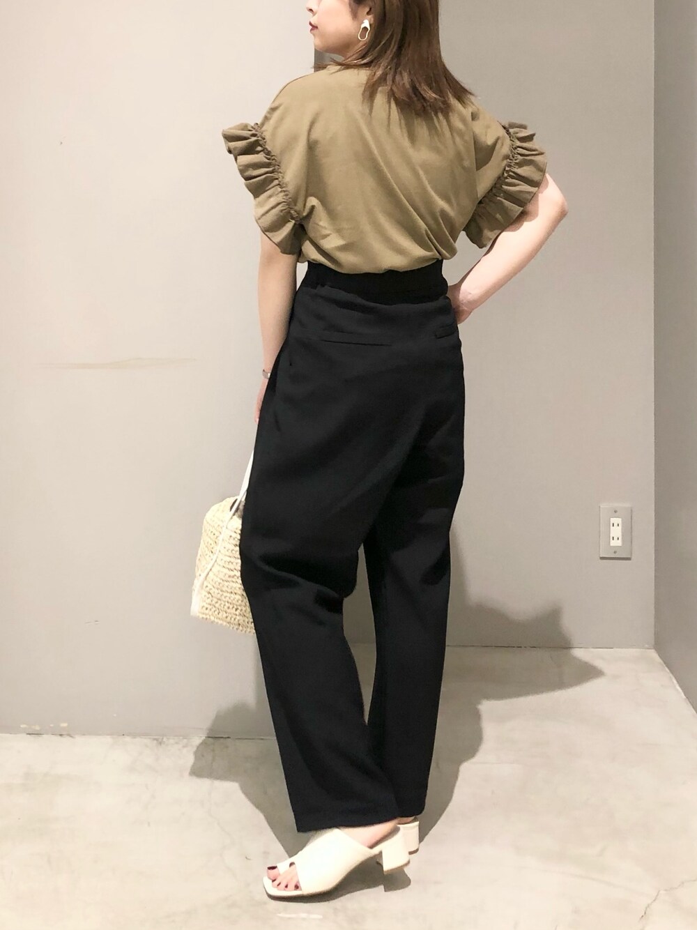 「LEPSIM、レプシィム(LEPSIM)、Tシャツ、袖フリル、タックパンツ、テーパードパンツ、サンダル、かごバッグ、春夏コーデ、きれいめカジュアル、タックイン、シンプルコーデ、ボリューム袖、おしゃれさんと繋がりたい、休日スタイル」｜「LEPSIMのハイウエストタックパンツ2　277895（その他パンツ、ブラック系）」を使った、エムアイさん（レディース・162cm）の夏コーディネートの1枚目の写真