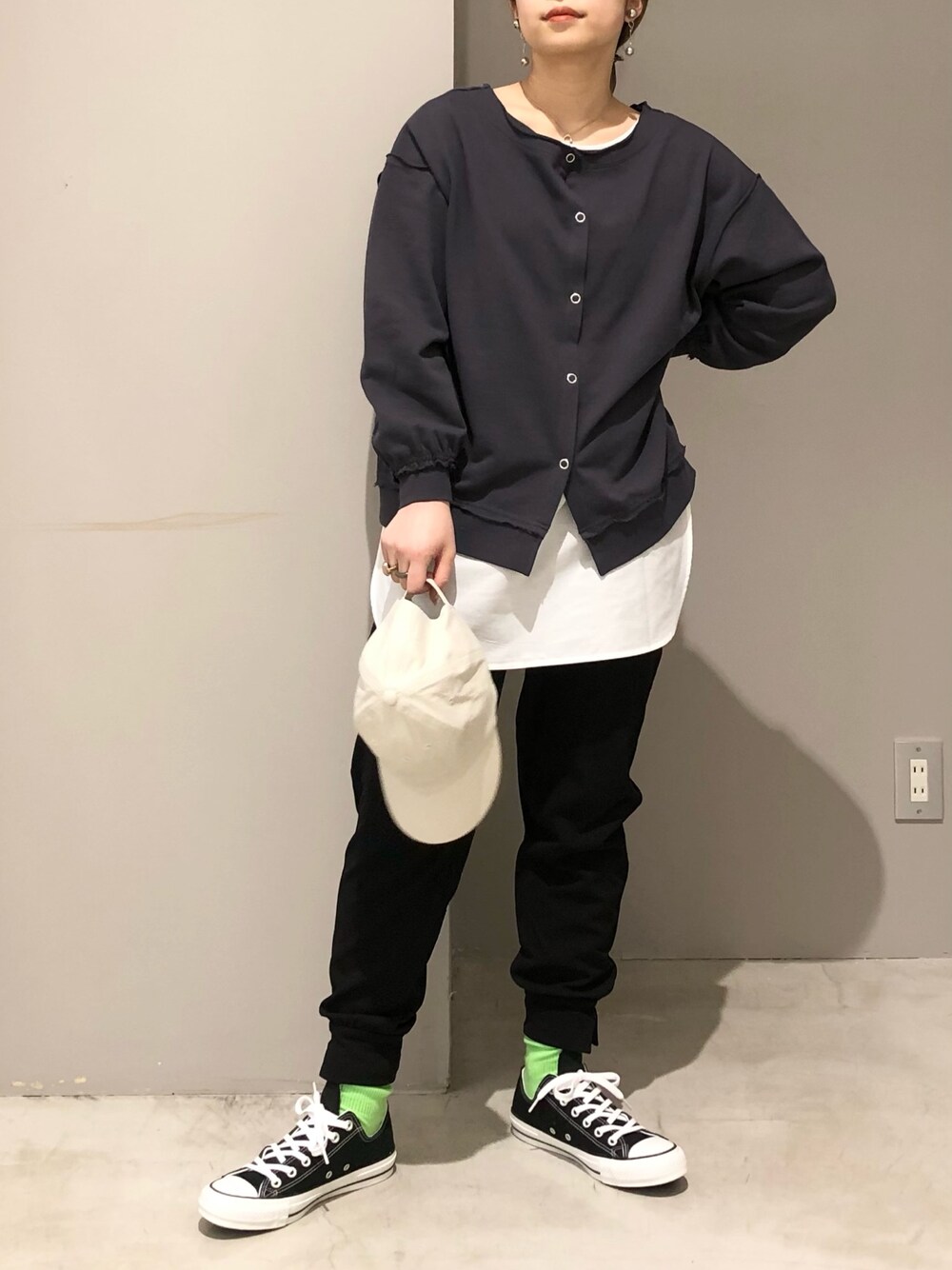 ブラック系のスニーカー、ブラック系のその他パンツ、ホワイト系のタンクトップを着用したレディースの春コーディネートの4枚目の写真