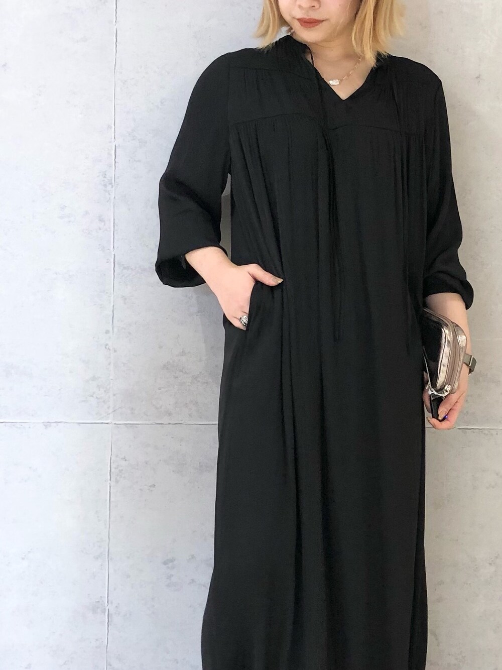 ブラック系のワンピース、ブラウン系のブーツを着用したレディースの冬コーディネートの5枚目の写真