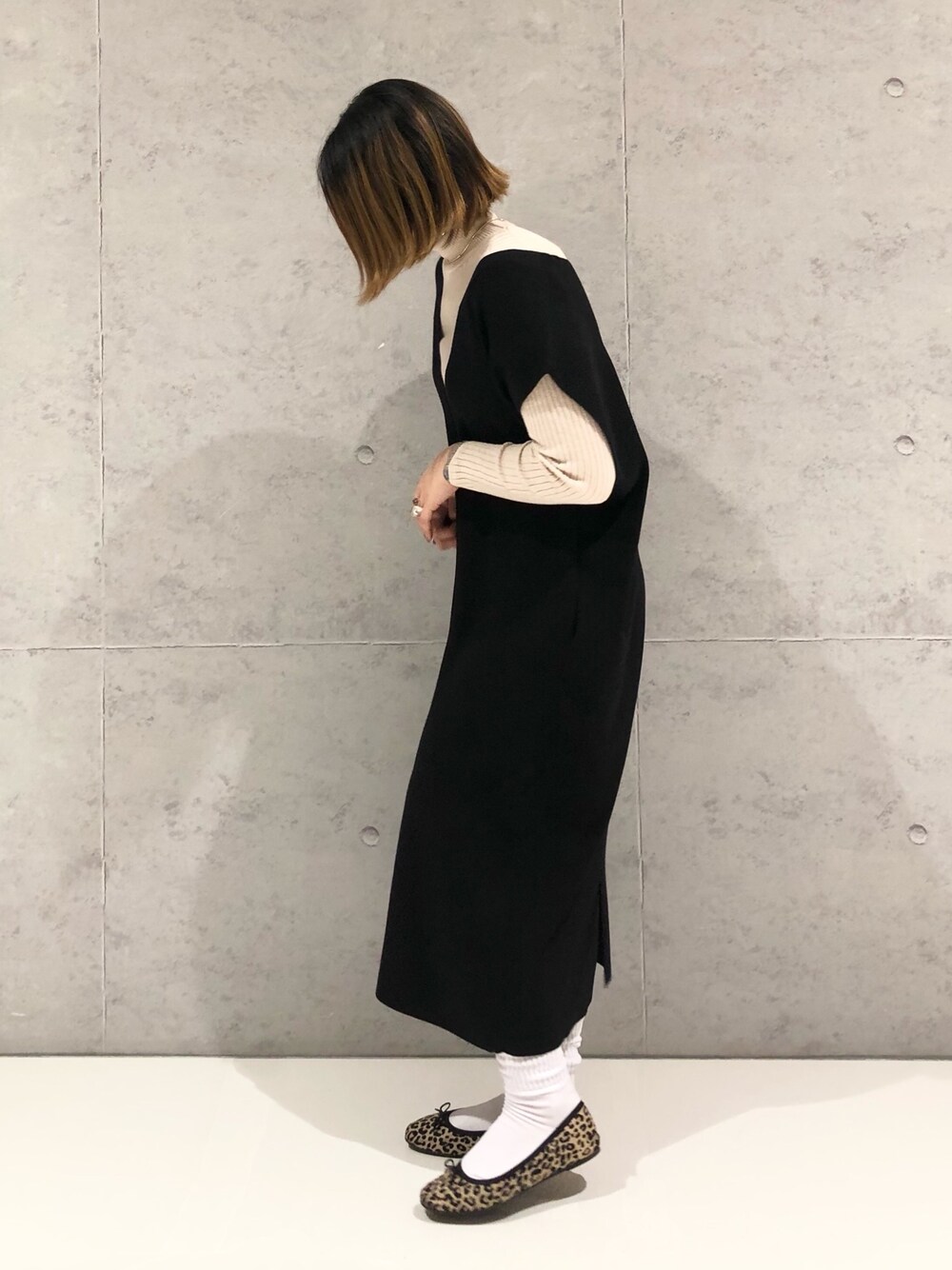 「レオパード、タートルニット、LEPSIM、冬コーデ、ニットワンピース、タートルネック、デート、バレエシューズ、女子会、ワンポイント、シンプルコーデ、カジュアルコーデ、オトナカジュアル、秋コーデ」｜「LEPSIMの【洗える】12ゲージコクーンワンピース 　227750（ワンピース、ブラック系）」を使った、エムアイさん（レディース・162cm）の冬コーディネートの2枚目の写真