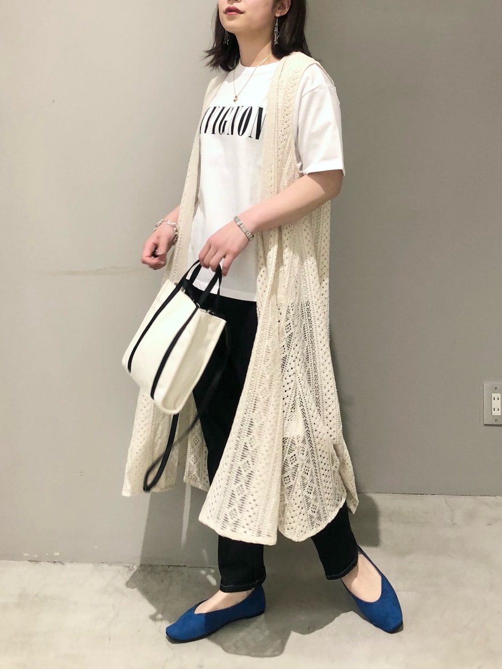 「LEPSIM、レプシィム(LEPSIM)、ジレ、レース、レースジレ、ロゴT、プリントT、デニム、テーパードパンツ、パンプス、スクエアトゥ、キャンバストート、春夏コーデ、きれいめカジュアル、ごきげんウィーク」｜「LEPSIMの4つの嬉しい機能付き！シアワセパンプス[2022春夏]　261195（パンプス、ブルー系）」を使った、エムアイさん（レディース・162cm）の春コーディネートの1枚目の写真