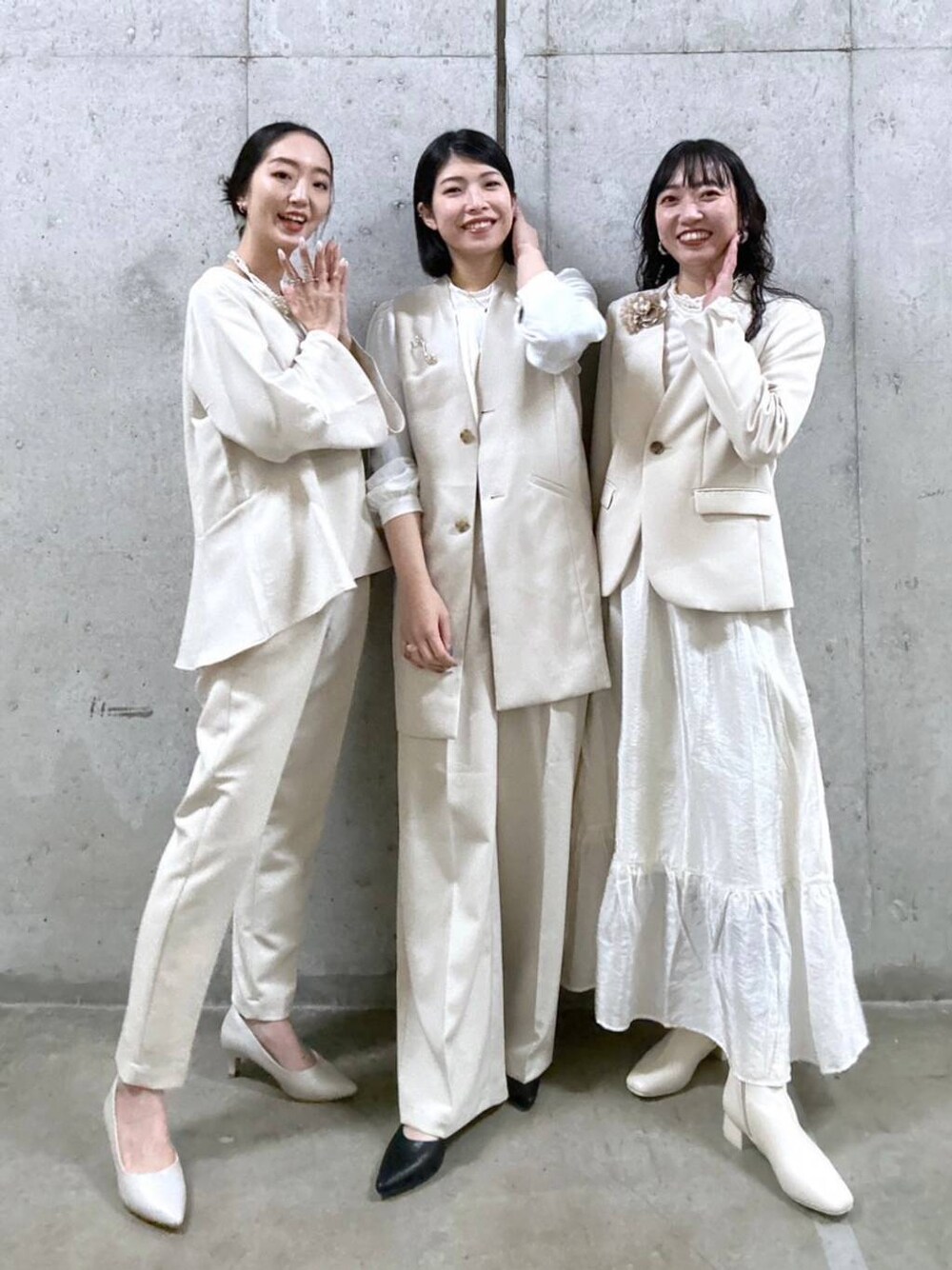 ホワイト系のTシャツ/カットソー、ホワイト系のシャツ/ブラウス、ホワイト系のその他パンツを着用したレディースの冬コーディネートの1枚目の写真