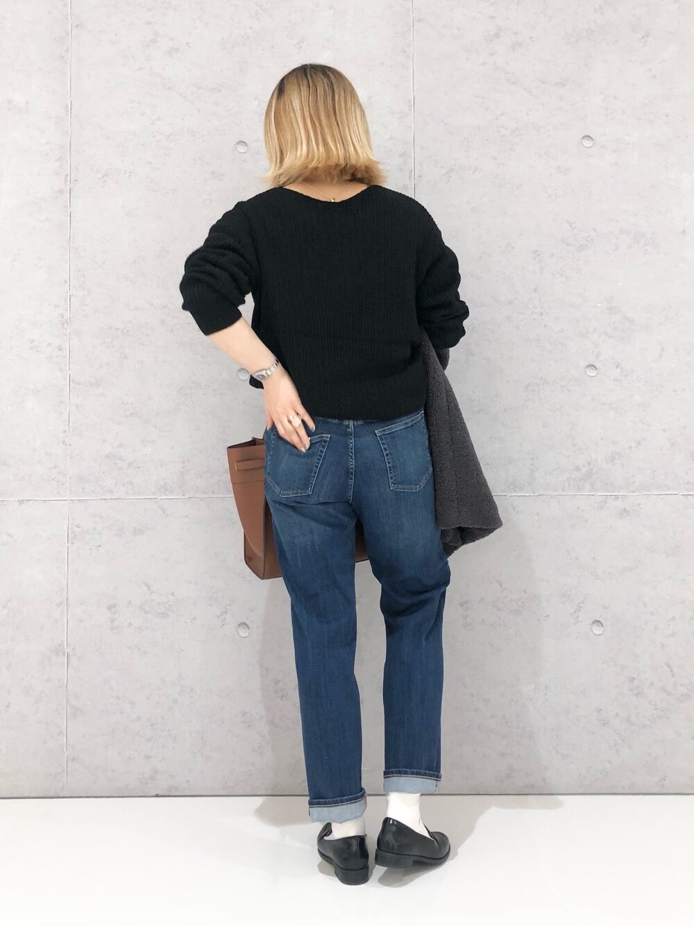 「LEPSIM、レプシィム(LEPSIM)、ロングコート、ボアコート、ドレープニット、ニット、レプスタ、デニム、テーパードパンツ、ローファー、レプかる、トートバッグ、オトナカジュアル、ワントーンコーデ、あったかコーデ」｜「LEPSIMのセンタープレステーパードデニム　952583（デニムパンツ、ブルー系）」を使った、エムアイさん（レディース・162cm）の冬コーディネートの2枚目の写真