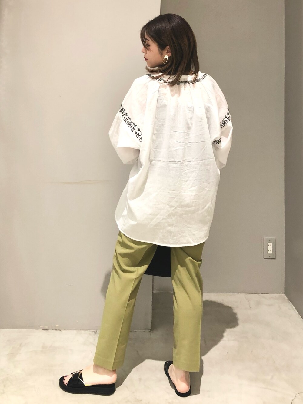 「LEPSIM、レプシィム(LEPSIM)、ブラウス、刺繍、刺繍ブラウス、グローバルワーク(GLOBAL WORK)、GLOBAL WORK、テーパードパンツ、グリーン、トートバッグ、ペーパーバッグ、サンダル、カラー×コーデ、きれいめカジュアル、カラーパンツ」｜「LEPSIMの刺繍スキッパーブラウス　274467（シャツ/ブラウス、ホワイト系）」を使った、エムアイさん（レディース・162cm）の春コーディネートの3枚目の写真