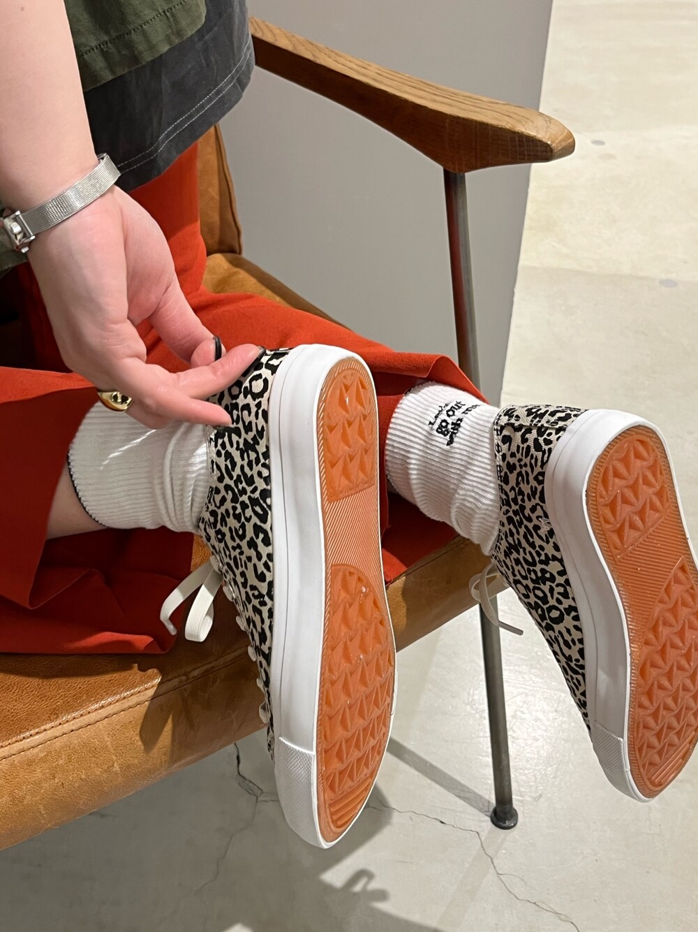 その他のスニーカー、オレンジ系のその他パンツ、ホワイト系のソックス/靴下を着用したレディースの冬コーディネートの1枚目の写真