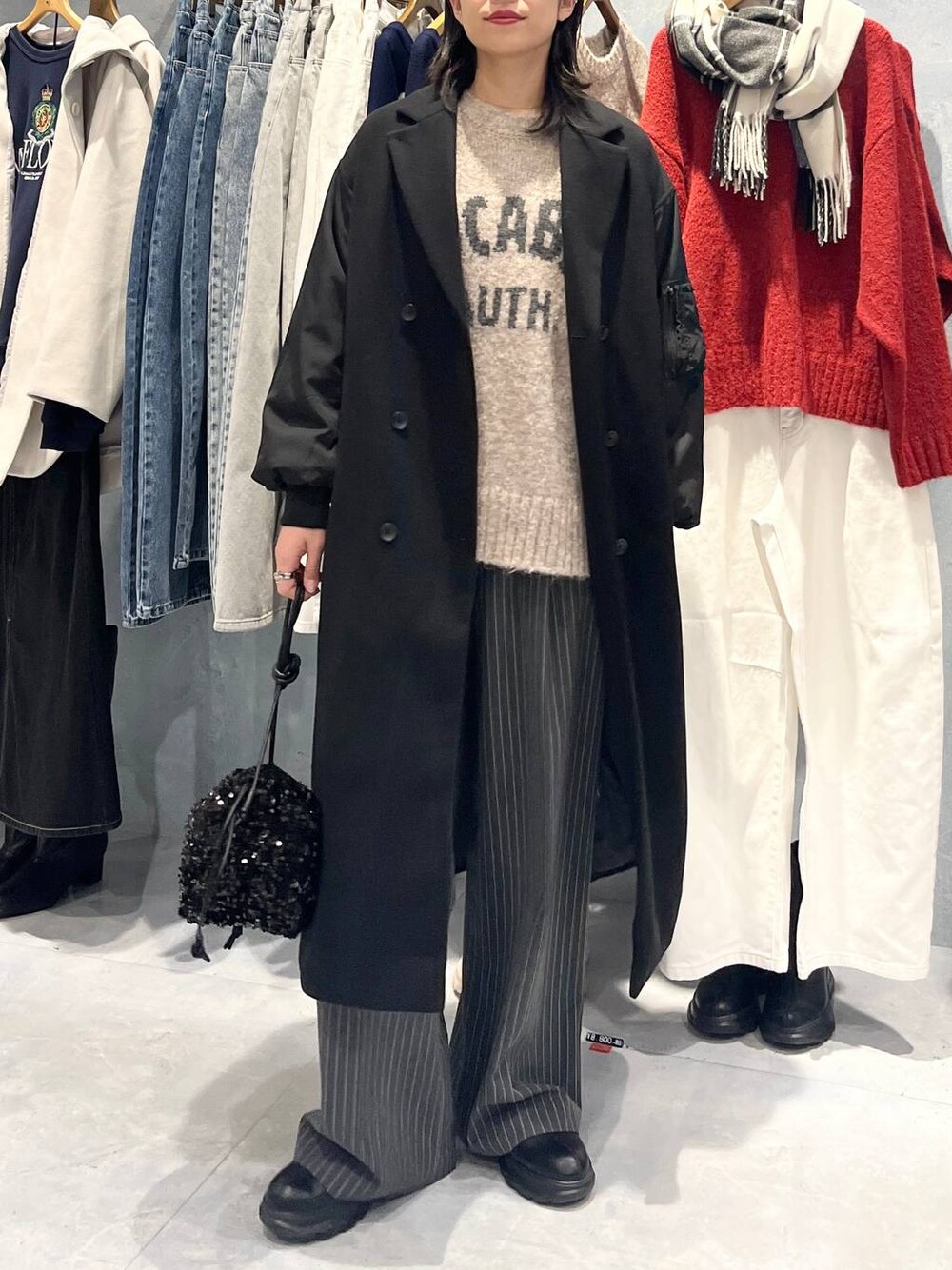 「カジュアル、モード、ベーシック/シンプル、デート/ロマンティック、楽ちんコーデ、女子会、きれいめカジュアル_LEPSIM、LEPSIM、おでかけ、シンプルコーデ、秋コーデ、秋冬新作、冬コーデ、冬アウター、アウター」｜「LEPSIMのアソートミニ巾着　132579（ショルダーバッグ、ブラック系）」を使った、エムアイさん（レディース・162cm）の冬コーディネートの1枚目の写真