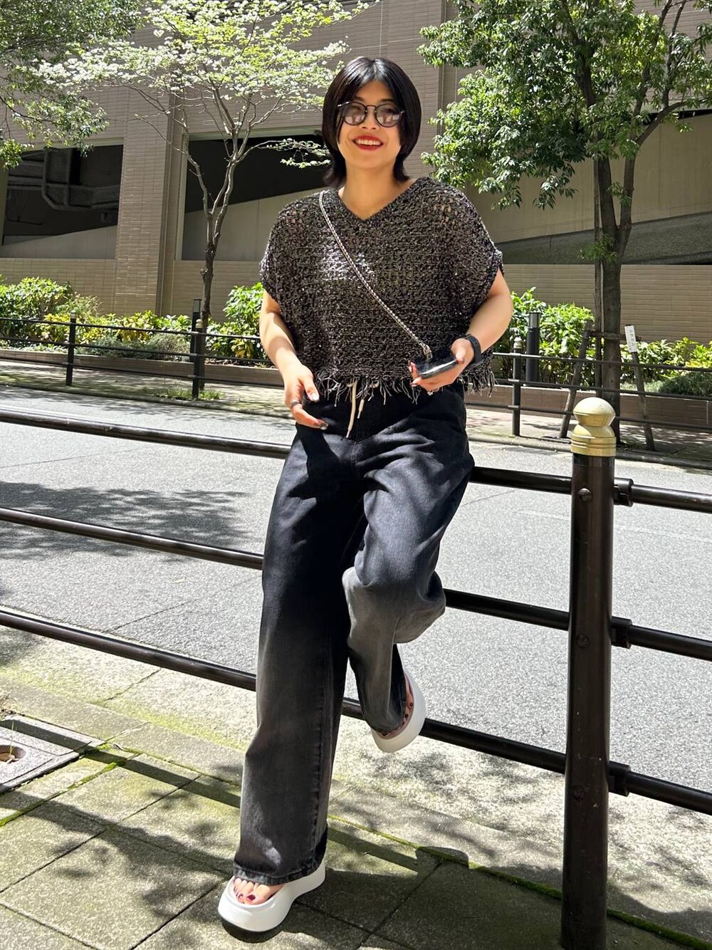 「カジュアル、モード、ベーシック/シンプル、デート/ロマンティック、楽ちんコーデ、女子会、きれいめカジュアル_LEPSIM、LEPSIM、ニット、デニムパンツ、ワイドパンツ、サンダル、サングラス、メガネ、メガネ女子」｜「LEPSIMのEVA厚底トングサンダル　104667（サンダル、ホワイト系）」を使った、エムアイさん（レディース・162cm）の春コーディネートの1枚目の写真