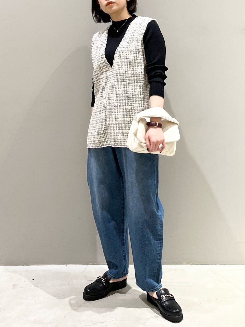 「LEPSIM、レプシィム(LEPSIM)、ベスト、ツイード、デニム、デニムパンツ、ニット、ハイネック、カーブパンツ、ローファー、ハンドバッグ、お出かけコーデ、シンプルコーデ、オトナカジュアル、プチプラ」｜「LEPSIMのカーブデニムパンツ　356528（デニムパンツ、ブルー系）」を使った、エムアイさん（レディース・162cm）の夏コーディネートの1枚目の写真