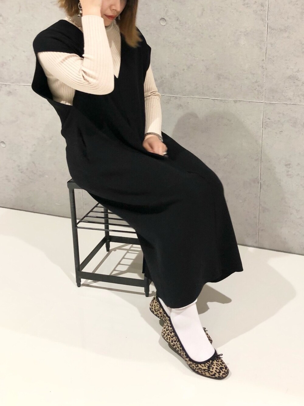 「レオパード、タートルニット、LEPSIM、冬コーデ、ニットワンピース、タートルネック、デート、バレエシューズ、女子会、ワンポイント、シンプルコーデ、カジュアルコーデ、オトナカジュアル、秋コーデ」｜「LEPSIMの【洗える】12ゲージコクーンワンピース 　227750（ワンピース、ブラック系）」を使った、エムアイさん（レディース・162cm）の冬コーディネートの1枚目の写真