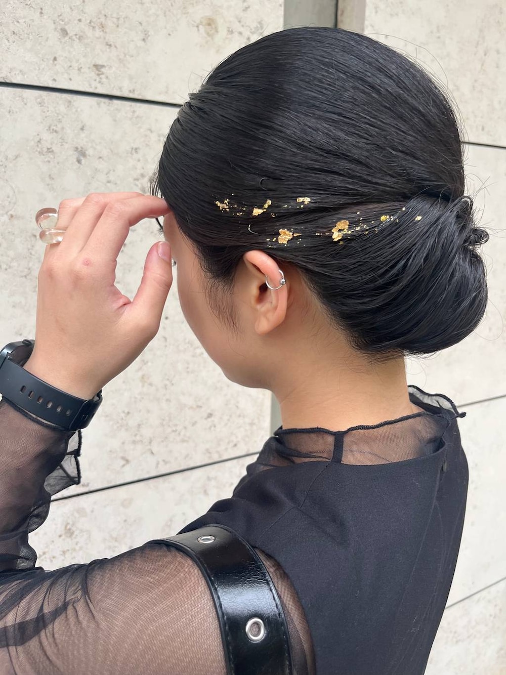 ブラック系のショルダーバッグ、ブラック系のパンツドレスを着用したレディースの秋コーディネートの1枚目の写真