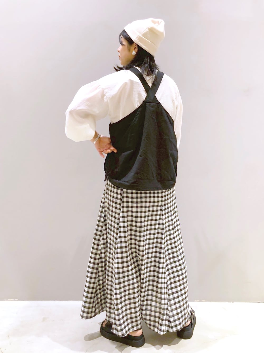 「LEPSIM、レプシィム(LEPSIM)、GLOBAL WORK、グローバルワーク(GLOBAL WORK)、niko and ...、ニコアンド、ミリタリーベスト、ミリタリージャケット、ミリタリー、ボリューム袖、ギンガムチェック、マーメイドスカート、シンプルコーデ、モノトーン、ストリート」｜「niko and...のポケットポケットベスト（ベスト、ブラック系）」を使った、エムアイさん（レディース・162cm）の夏コーディネートの2枚目の写真
