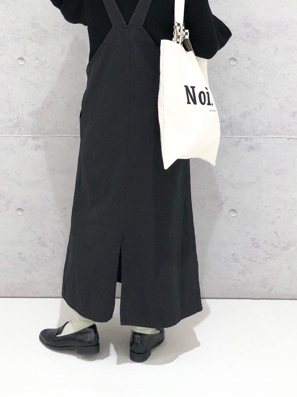 「LEPSIM、レプシィム(LEPSIM)、ジャンパースカート、ワンピース、ワンピーススタイル、ニット、コンシャストップス、ボリューム袖、ロゴトート、トートバッグ、ローファー、ローファー×靴下、モノトーンコーデ、ワントーンコーデ、シンプルコーデ」｜「LEPSIMの12ゲージソデコンシャスプルオーバー　259279（ニット/セーター、ブラック系）」を使った、エムアイさん（レディース・162cm）の冬コーディネートの3枚目の写真