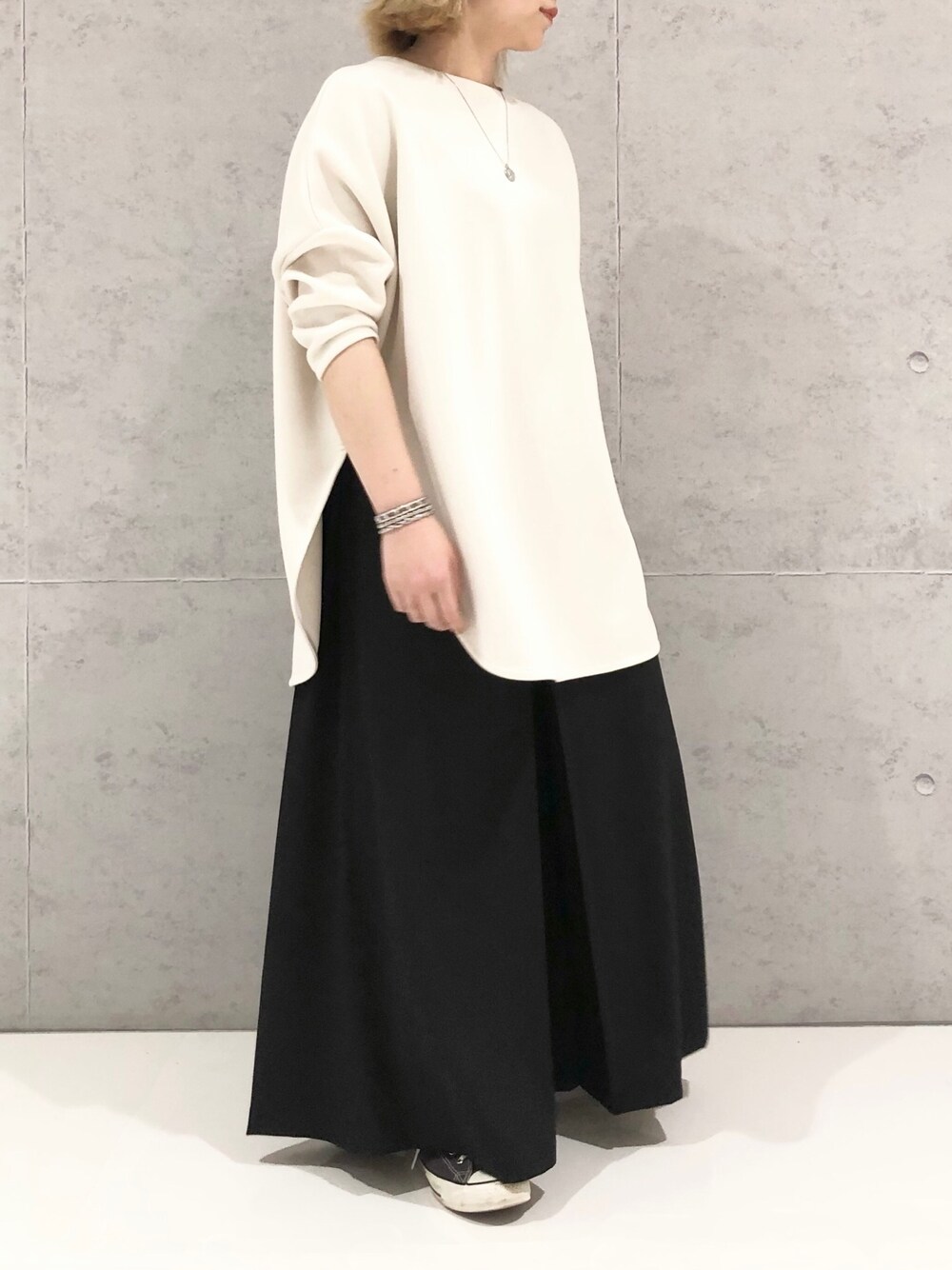 「LEPSIM、レプシィム(LEPSIM)、オーバーサイズ、ダンボール素材、ポンチョT、ワイドパンツ、ワイドパンツ×スニーカー、モノトーンコーデ、冬コーデ、オトナ女子、ビッグシルエット、シンプルコーデ、オトナカジュアル、ゆったりコーデ、リラックススタイル」｜「LEPSIMのタックワイドストレートパンツ　239673（その他パンツ、ブラック系）」を使った、エムアイさん（レディース・162cm）の冬コーディネートの4枚目の写真
