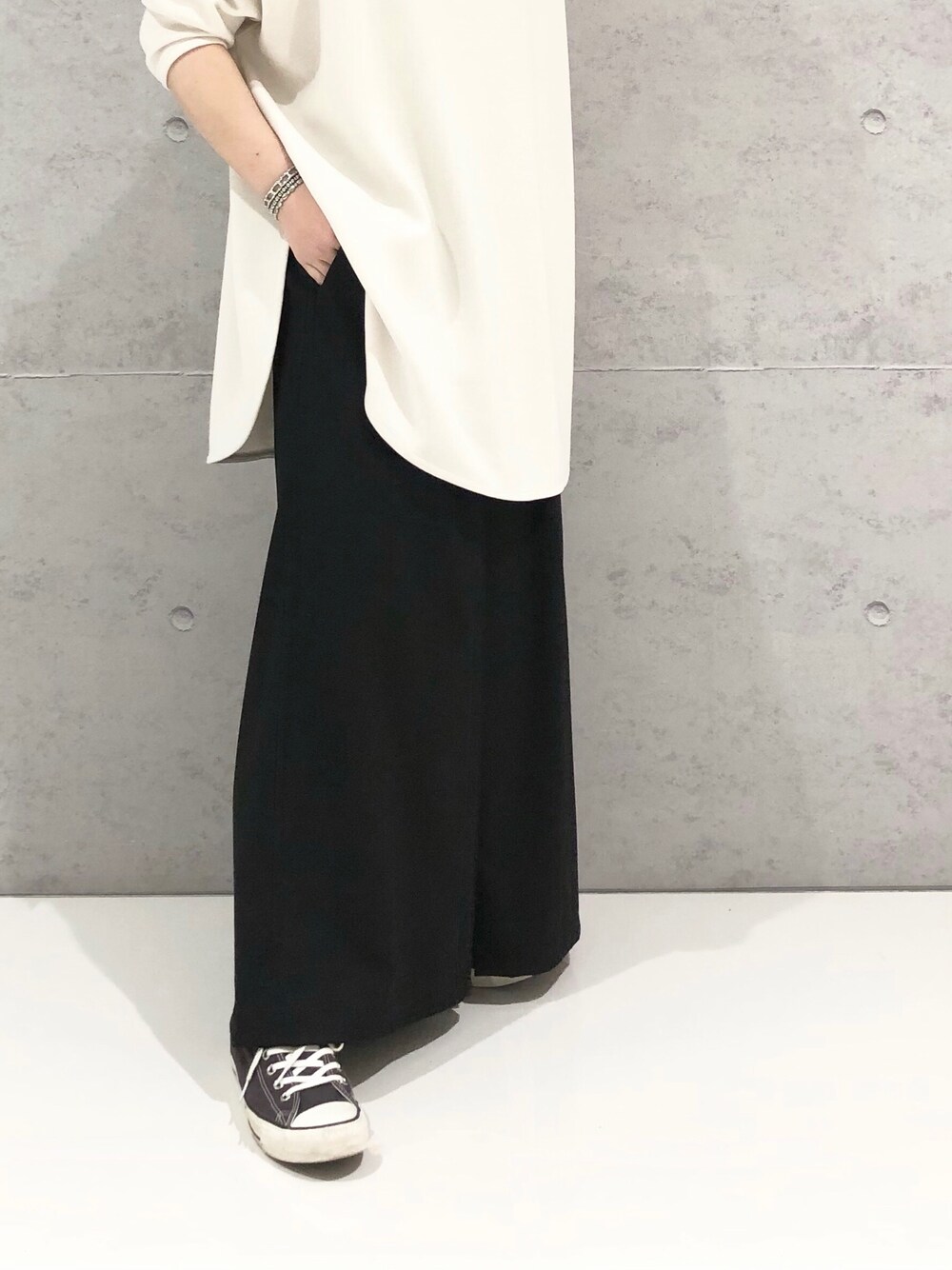 「LEPSIM、レプシィム(LEPSIM)、オーバーサイズ、ダンボール素材、ポンチョT、ワイドパンツ、ワイドパンツ×スニーカー、モノトーンコーデ、冬コーデ、オトナ女子、ビッグシルエット、シンプルコーデ、オトナカジュアル、ゆったりコーデ、リラックススタイル」｜「LEPSIMのタックワイドストレートパンツ　239673（その他パンツ、ブラック系）」を使った、エムアイさん（レディース・162cm）の冬コーディネートの3枚目の写真