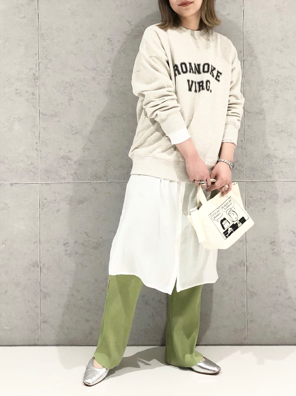 ホワイト系のスウェット、ホワイト系のワンピース、シルバー系のパンプスを着用したレディースの春コーディネートの4枚目の写真